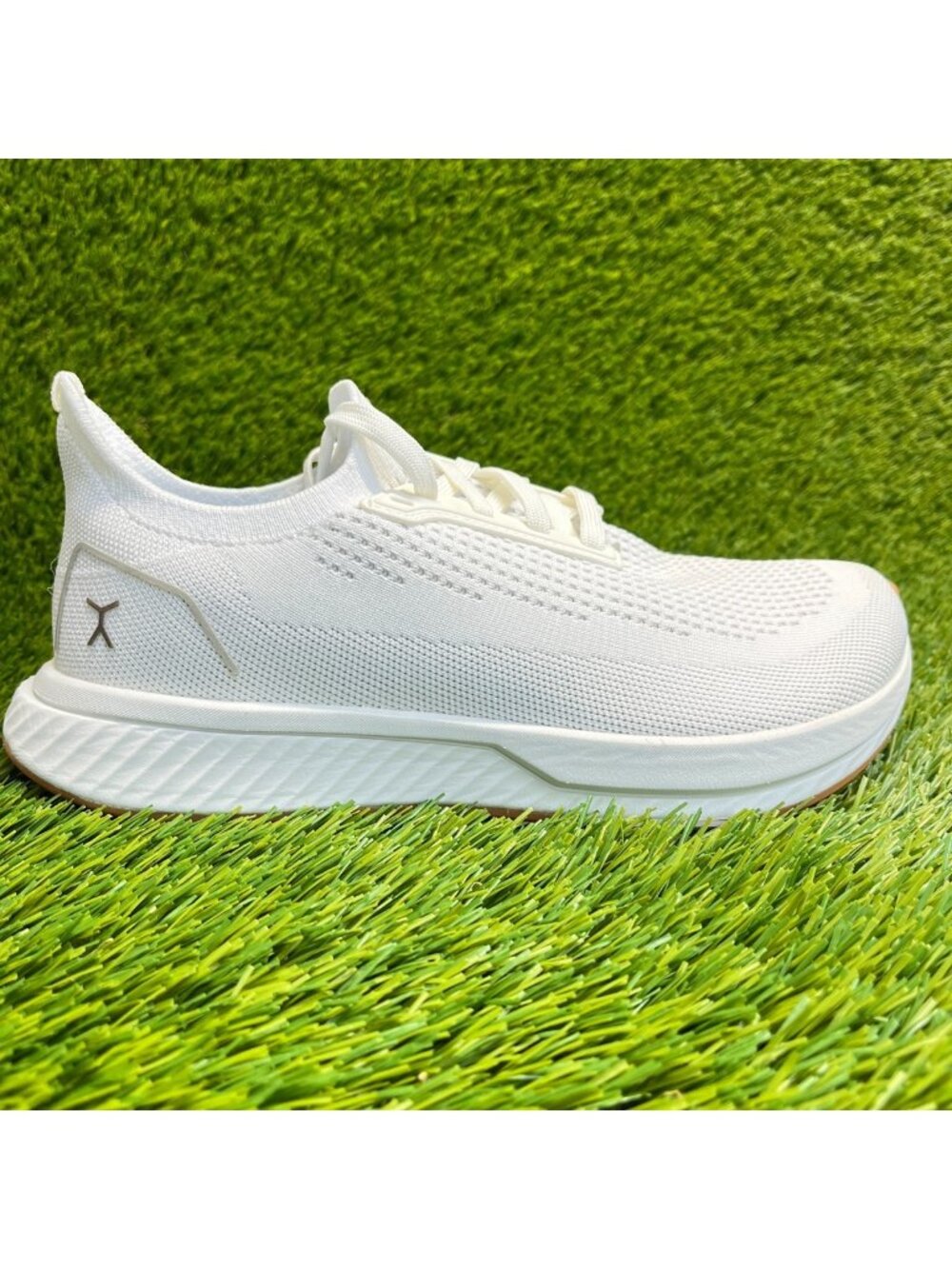 Flux Adapt Runner White Gum Womens Size 9 Mens Size 7.5 Running Athletic Shoes
